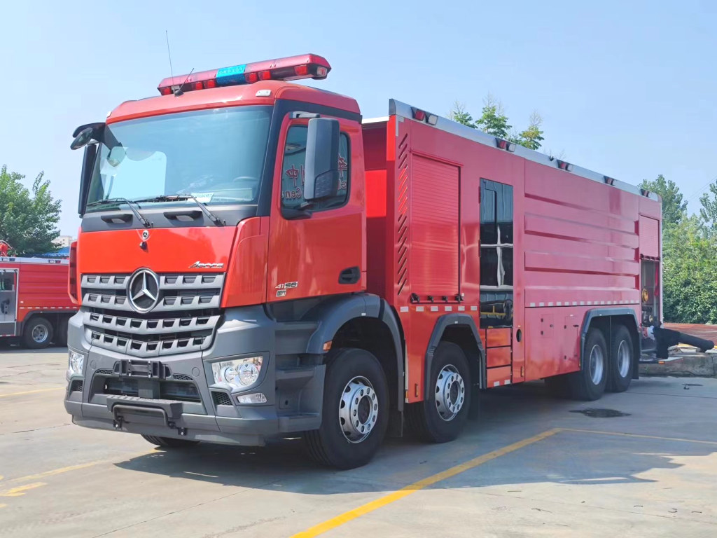 Truk pemadam kebakaran busa berat Benz Actros 580hp dari Arab Saudi