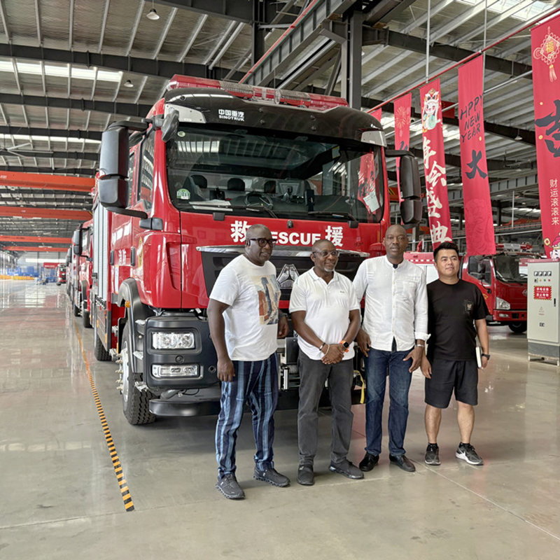 Pelanggan Ethiopia mengunjungi untuk membeli truk pemadam kebakaran bubuk Isuzu